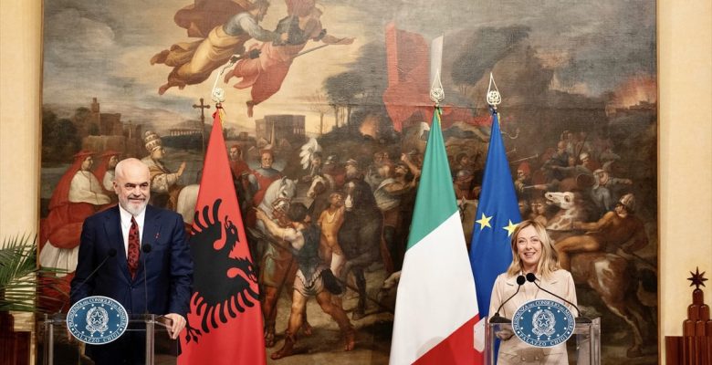 İtalya, Arnavutluk’ta göçmenler için merkezler kuracak
