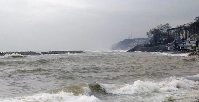 Düzce’de dalga boyu 4 metreye ulaştı: Vatandaşlar uyarıldı