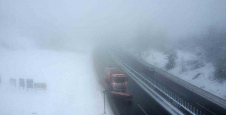 Bolu Dağı’nda sis ve kar görüş mesafesini 20 metreye düşürdü