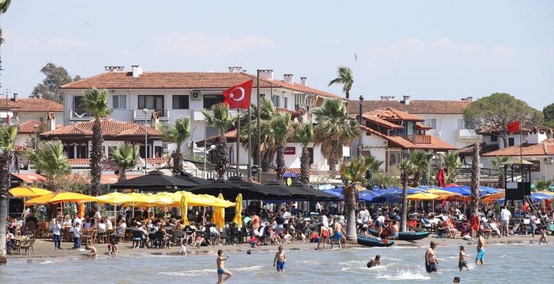 İzmir ve Muğla sahillerinde bayram yoğunluğu! Akın ettiler